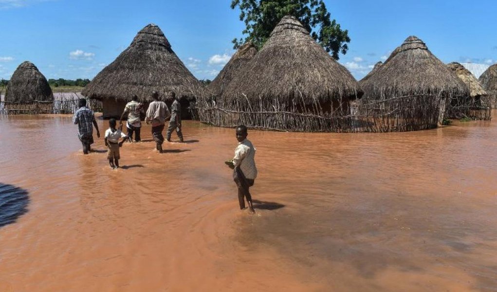 Pelo menos 41 pessoas, incluindo 20 crianças, foram mortas após o rompimento de uma represa no centro do Quênia; sobreviventes descrevem as águas cheias de lama que cobriram suas casas de "inferno na terra" – uma tragédia que lembra o incidente da cidade de Mariana, em Minas Gerais, 2015