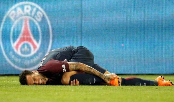 O lateral-direito Daniel Alves, do Paris Saint-Germain e da seleção brasileira, será avaliado dentro de três semanas para saber se terá de passar por cirurgia devido a uma lesão no joelho sofrida na final da Copa da França, informou nesta quarta-feira o clube francês, o que coloca em dúvida a presença do jogador na Copa do Mundo da Rússia