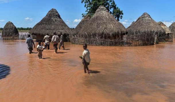 Pelo menos 41 pessoas, incluindo 20 crianças, foram mortas após o rompimento de uma represa no centro do Quênia; sobreviventes descrevem as águas cheias de lama que cobriram suas casas de "inferno na terra" – uma tragédia que lembra o incidente da cidade de Mariana, em Minas Gerais, 2015