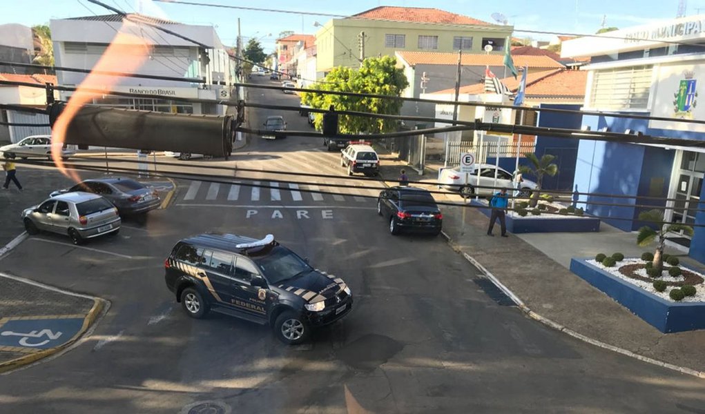 A Polícia Federal deflagrou uma operação em São Paulo para combater fraudes em licitações com recursos federais; agentes estão cumprindo 120 mandados de busca e apreensão em 19 municípios do Estado e um dos alvos principais é o prefeito de Embu das Artes, Ney Santos (PRB); Santos, que já foi acusado de lavagem de dinheiro e de ligação com o narcotráfico, administra a cidade graças a um habeas corpus que suspendeu a sua prisão