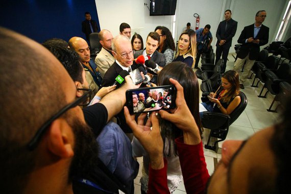 Por determinação do governador José Eliton, o secretário de Segurança Pública, Irapuan Costa Júnior, coordena uma grande força-tarefa formada por todas as forças policiais de Goiás para investigar as ações e prender os criminosos envolvidos nos ataques a agências bancárias e a uma joalheria nesta madrugada em Ipameri; “Estamos trabalhando incansavelmente. Todas as providências estão sendo tomadas para solucionar esse caso”, afirmou