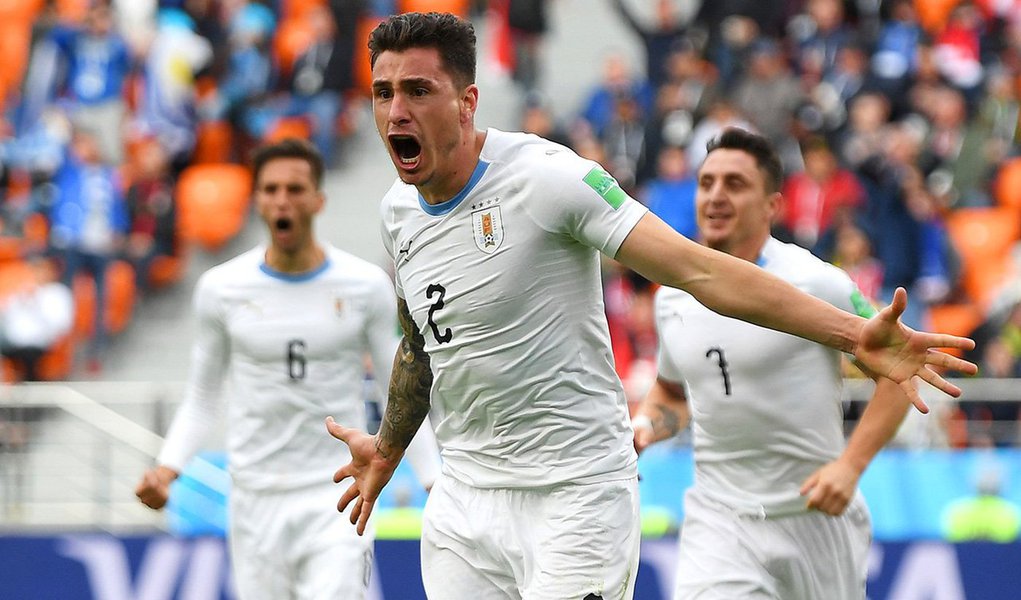 A seleção do Uruguai conseguiu uma vitória no sufoco por 1 x 0 sobre o Egito, nesta sexta-feira, na partida que fechou a primeira rodada do Grupo A da Copa do Mundo, graças a um gol de cabeça de José María Giménez nos minutos finais da partida