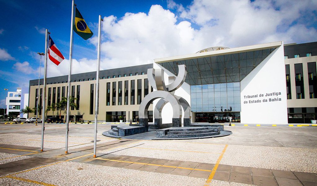 A concessão da aposentadoria já foi publicada no Diário Oficial no início deste mês; para chegar aos R$ 24,7 mil de aposentadoria do motorista do TJ da Bahia, são incorporados ao vencimento básico de R$ 5,6 mil, por exemplo, Vantagem Pessoal de Eficiência (VPE), de R$ 1 mil; Vantagem Pessoal, de R$ 5,4 mil; Reposição de R$ 4,4 mil; Adicional Noturno de R$ 5,8 mil e Adicional de Tempo de Serviço (ATS), de R$ 2 mil