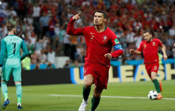 O jogador da Seleção Portuguesa e do Real Madrid, Cristiano Ronaldo, terá de efetuar o pagamento por causa de crimes fiscais; autoridades espanholas avaliaram que o jogador não tinha pago no total 5,7 milhões de euros ($R 25.05 milhões) de impostos
