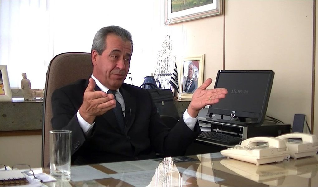 O MP do Tribunal de Contas de Minas quer saber, entre outras coisas, o que motivou a contratação do avião, apesar da oferta diária de voos para Brasília; fretamento para o procurador-geral da Prefeitura de BH, Thomáz de Aquino Resende, custou mais de R$ 61 mil; Diário Oficial diz que viagem foi feita para levá-lo a uma reunião com o ministro Luís Roberto Barroso, do STF