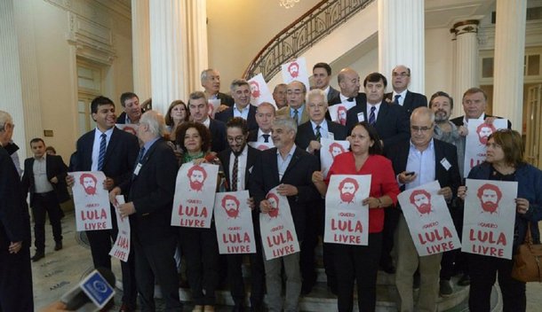 A Comissão de Cidadania e Direitos Humanos do Parlamento do Mercosul (Parlasul) foi proibida, nesta segunda-feira (7), de fazer uma visita de inspeção das condições sob as quais está detido o ex-presidente Luiz Inácio Lula da Silva; a decisão da juíza Carolina Lebbos, da 12ª Vara Federal da capital paranaense, impede que parlamentares do Brasil, Argentina, Paraguai, Uruguai e Venezuela cumpram uma deliberação da comissão que tem como base prerrogativas de tratados internacionais relacionados à fiscalização da situação de direitos humanos dos Estados que compõem o Mercosul