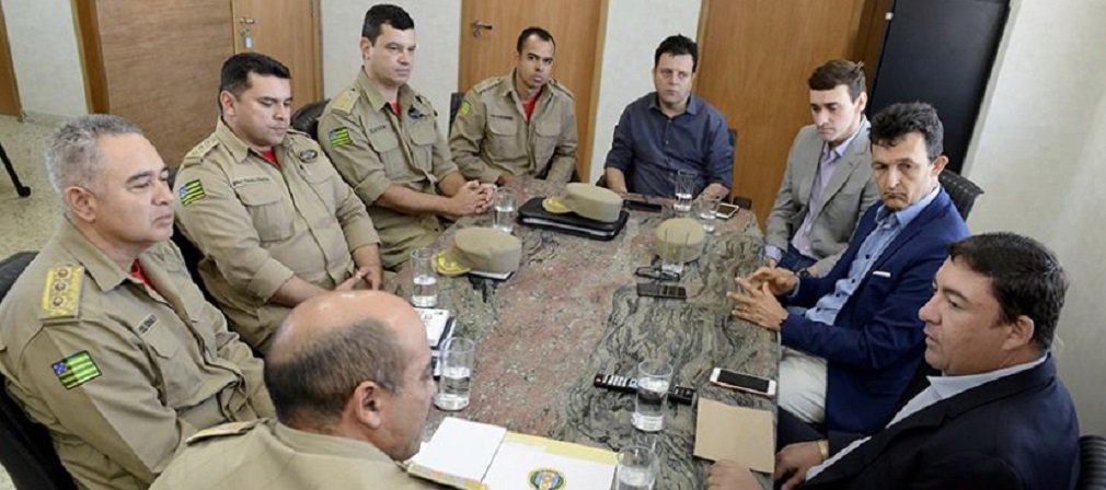 O presidente da Assembleia Legislativa, José Vitti (PSDB), reuniu-se na nesta terça-feira, 19, com o comandante do Corpo de Bombeiros, coronel Márcio André de Morais, e oficiais de alta patente da corporação; Vitti discutiu com os bombeiros militares resoluções acerca da retomada da construção da nova sede da Assembleia Legislativa, no Park Lozandes, na região leste de Goiânia