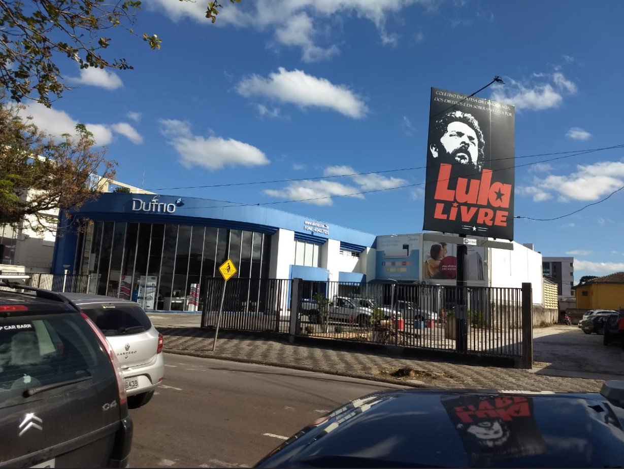 Um grupo de militantes que defendem a liberdade do ex-presidente Lula instalou nesta terça-feira (19) quatro outdoors em Curitiba, onde ele está preso na sede da PF; "Vamos nos unir para mostrar ao povo que queremos Lula Livre", diz William Ribeiro, um dos participantes da iniciativa; "Queremos incentivar outras iniciativas similares", diz Melina Maria