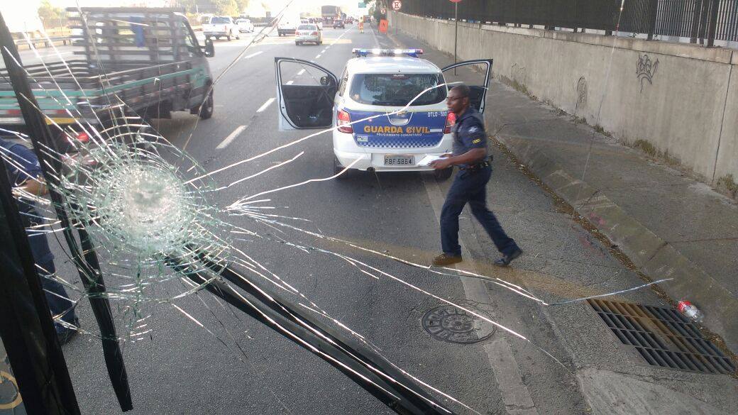 Terminou com confusão uma sessão na Câmara Municipal de Guarulhos que discutia o projeto Escola Sem Partido; a Guarda Civil Municipal (GCM) usou balas de borracha, spray de pimenta e bombas de efeito moral para controlar a tumulto no Legislativo municipal; clamado por setores religiosos e de direita, o projeto limita a atuação de professores em salas de aula, o que aumenta a dificuldade de haver consenso entre apoiadores e opositores da proposta