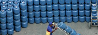 A Petrobras reajusta nesta terça-feira (8) em 7,1%, em média, o preço do Gás Liquefeito de Petróleo, tendo como base o preço de paridade formado pelas cotações internacionais mais os custos de transporte e taxas portuárias; pesquisa divulgada pelo IBGE, no mês passado, apontou que, em função dos altos preços do gás, subiu de 16,1% em 2016 para 17,6% em 2017 a parcela de lares que passaram a utilizar carvão ou lenha, ou seja, mais de 1,2 milhão de brasileiros