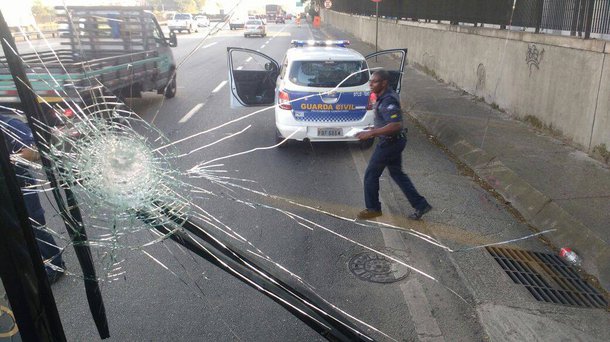Terminou com confusão uma sessão na Câmara Municipal de Guarulhos que discutia o projeto Escola Sem Partido; a Guarda Civil Municipal (GCM) usou balas de borracha, spray de pimenta e bombas de efeito moral para controlar a tumulto no Legislativo municipal; clamado por setores religiosos e de direita, o projeto limita a atuação de professores em salas de aula, o que aumenta a dificuldade de haver consenso entre apoiadores e opositores da proposta