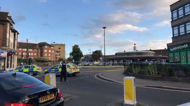 
O Serviço de Polícia Metropolitana de Londres respondeu a uma "pequena explosão" ocorrida na estação de metrô de Southgate; cerca de 30 minutos antes, a polícia havia informado que havia um "pacote suspeito" na mesma estação de metrô. A estação foi evacuada


 
