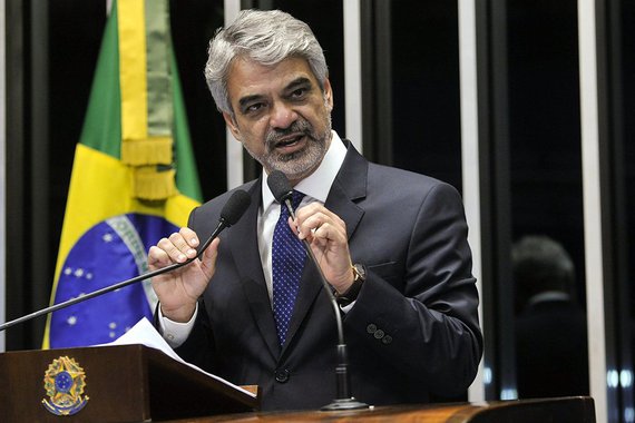 Segundo o líder da Oposição no Senado, Humberto Costa (PT-PE), “já vivemos grandes momentos em nossa história. Mas, de um tempo pra cá, foram tantas derrotas que a coisa foi ficando feia. Na nossa própria casa, sofremos um duro golpe. [...] o brasileiro sabe que a cada 4 anos tem a chance de escrever uma nova história”