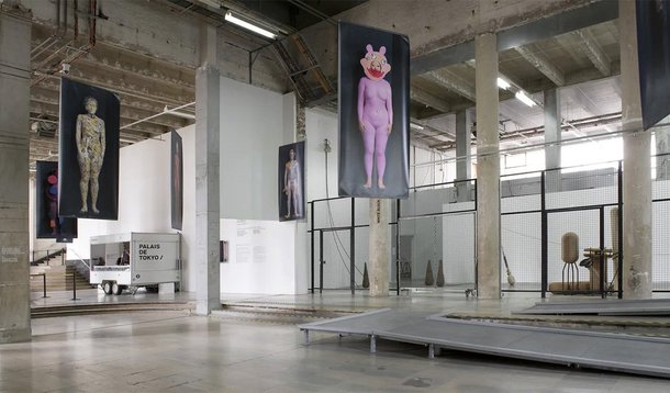 O Museu Palais de Tokyo, de Paris, promoveu, sábado, entre 10 da manhã e meio-dia, o primeiro "Visite Naturiste" da França. Só foram admitidas nos salões pessoas completamente nuas, com exceção dos sapatos. Havia um vestiário à disposição no segundo andar; cerca de 30 mil se inscreveram para participar; mMuseus de Viena e de Montreal já haviam organizado eventos desse tipo