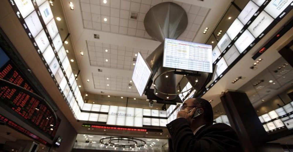 Homem olha telas com cotaÃ§Ãµes na bolsa de valores BM&FBovespa, em SÃ£o Paulo. 04/08/2011 REUTERS/Nacho Doce