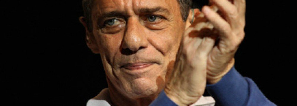 Chico Buarque completa 74 anos.  Chico sempre esteve do lado do bom combate. Sempre foi pra cima do autoritarismo, do reacionarismo, com muita poesia. Parafraseando-o, nunca falou grosso com os humildes, pelo contrário, e nem fino com a tal da classe dominante. Sem falar no lirismo que sempre permeou suas músicas