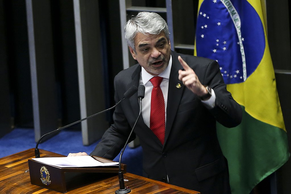 Brasília - Plenário do Senado vota o processo de impeachment de Dilma Rousseff. Na foto, o senador Humberto Costa (Marcelo Camargo/Agência Brasil)