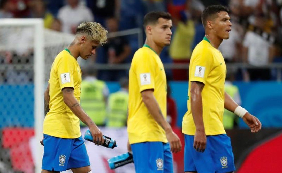 Felipe Coutinho abrir o placar para o Brasil com um chutaço fora da área; após cobrança de escanteio, Zuber deu um empurrão no zagueiro brasileiro Miranda e cabeceou; o árbitro sofreu pressão para consultar o árbitro de vídeo, mas validou o gol