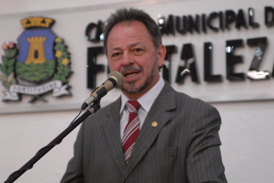 O vereador de Fortaleza, Acrísio Sena (PT), propôs hoje, na Câmara Municipal, uma campanha para diminuir o crescente número de acidentes com ciclistas. O vereador afirmou que seu mandato irá fazer blitzes educativas com o slogan “Eu respeito ciclistas”. Em seu pronunciamento o vereador afirmou que são registrados, em média, 98 acidentes envolvendo ciclistas por mês na capital