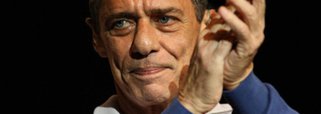 Chico Buarque completa 74 anos.  Chico sempre esteve do lado do bom combate. Sempre foi pra cima do autoritarismo, do reacionarismo, com muita poesia. Parafraseando-o, nunca falou grosso com os humildes, pelo contrário, e nem fino com a tal da classe dominante. Sem falar no lirismo que sempre permeou suas músicas