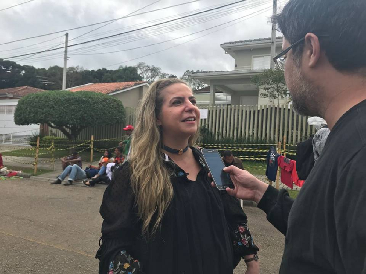 A deputada federal Luizianne Lins (PT-CE) que esteve hoje à tarde, na comitiva de parlamentares integrantes da Comissão de Direitos Humanos e Minorias da Câmara dos Deputados que foi impedida de visitar o ex-presidente Lula, disse que foi com Lula que nós passamos a sonhar com um País diferente e que está fazendo por Lula o que ele fez por nós. Para Luizianne "libertar o Lula é uma missão histórica. Não é a prisão do Lula simplesmente, mas tudo o que ele representa"
