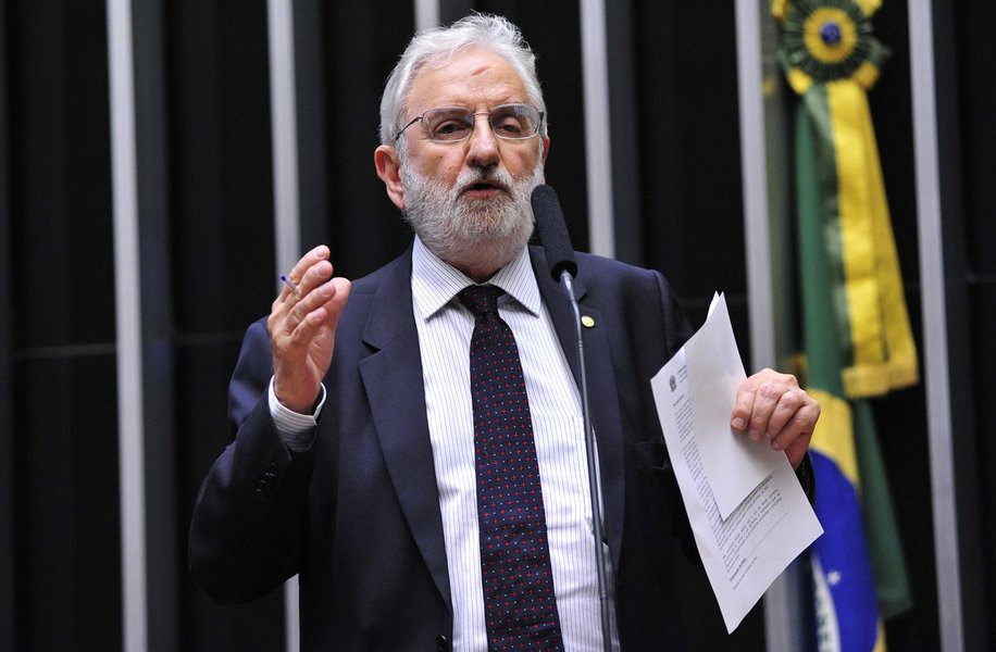 "A votação do projeto de cessão onerosa dos campos de petróleo do pré-sal p/petrolíferas estrangeiras cujo relator é o privatista Aleluia é entreguista, antinacional, antipopular. Entregando d cara 70% de 5 bilhões d barris p/multinacionais onde houve bilhões de investimento nacional", disse o deputado do Psol
