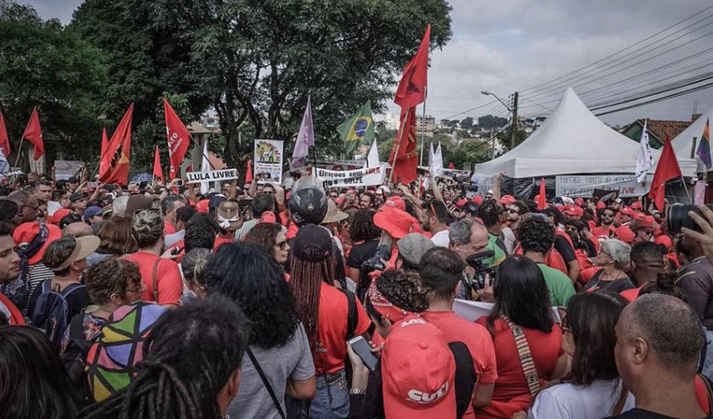 Ataques fascistas não os intimidam. Não abrem mão das atividades da resistência do BOM DIA LULA, palestras e shows de conscientização política. Lá estão por acreditarem na inocência de Lula. Por acreditarem que sob sua liderança os destinos do país serão melhores