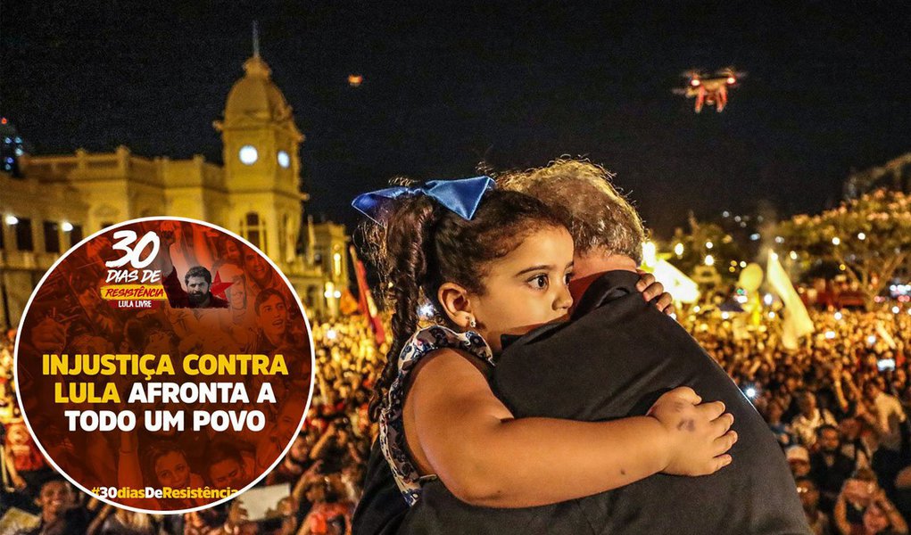 Milhares de internautas estão se manifestando nesta segunda-feira, 7, pelo Twitter, por ocasião dos 30 dias em que o ex-presidente Lula é mantido como preso político na Superintendênmcia da Polícia Federal em Curitiba; por volta das 15h45, a hashtag #30diasdeResistência estava entre os três assuntos mais contados do Twitter; confira alguns tweets