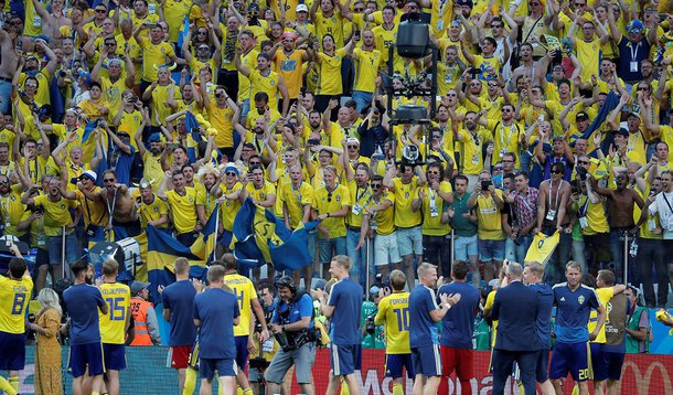 Jogadores da Suécia comemoram com a torcida vitória contra Coreia do Sul 18/06/2018 REUTERS/Carlos Barria