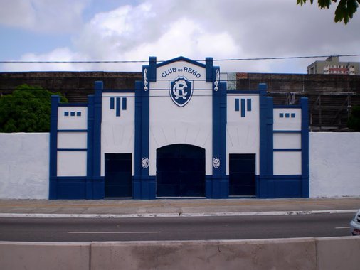 Eu era o único sarará entre os 22 jogadores, quase todos com traços indígenas, no campo invadido pelos torcedores. Corri feito barata tonta para escapar de trampescos, pescoções, tapas e rasteiras, assim como meus com infelizes companheiros