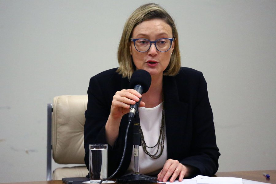 Deputada Maria do Rosário (PT-RS) criticou a decisão da juíza Carolina Lebbos, que negou visitas de parlamentares da Comissão de Direitos Humanos da Câmara ao ex-presidente Lula, aprovada no colegiado; "Mais um ato autoritário e ilegal tomado pelo Judiciário. Cabe à Comissão de Direitos Humanos da Câmara inspecionar instituições de custódia", destacou, lembrando que a comissão "tem atribuição institucional em todas as prisões e lugares de custódia no Brasil"