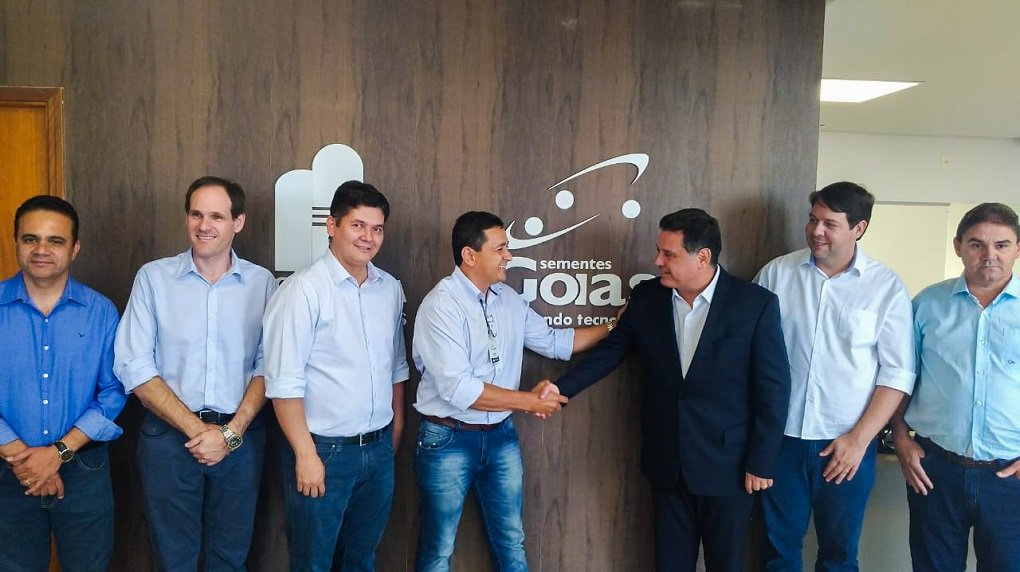 O ex-governador Marconi Perillo (PSDB) se reuniu na tarde desta quarta-feira (13) com lideranças empresariais e políticas de Rio Verde para tratar das agendas de desenvolvimento econômico e humano de Goiás para os próximos anos; acompanhado de empresários, Marconi esteve na Sementes Goiás, uma das maiores produtoras de soja da Região Sudoeste do Estado, e se reuniu com as principais lideranças da base aliada estadual no município; "Goiás está bem apesar da crise que se abateu sobre o Brasil e precisamos lutar para preservar nossas conquistas", disse Marconi