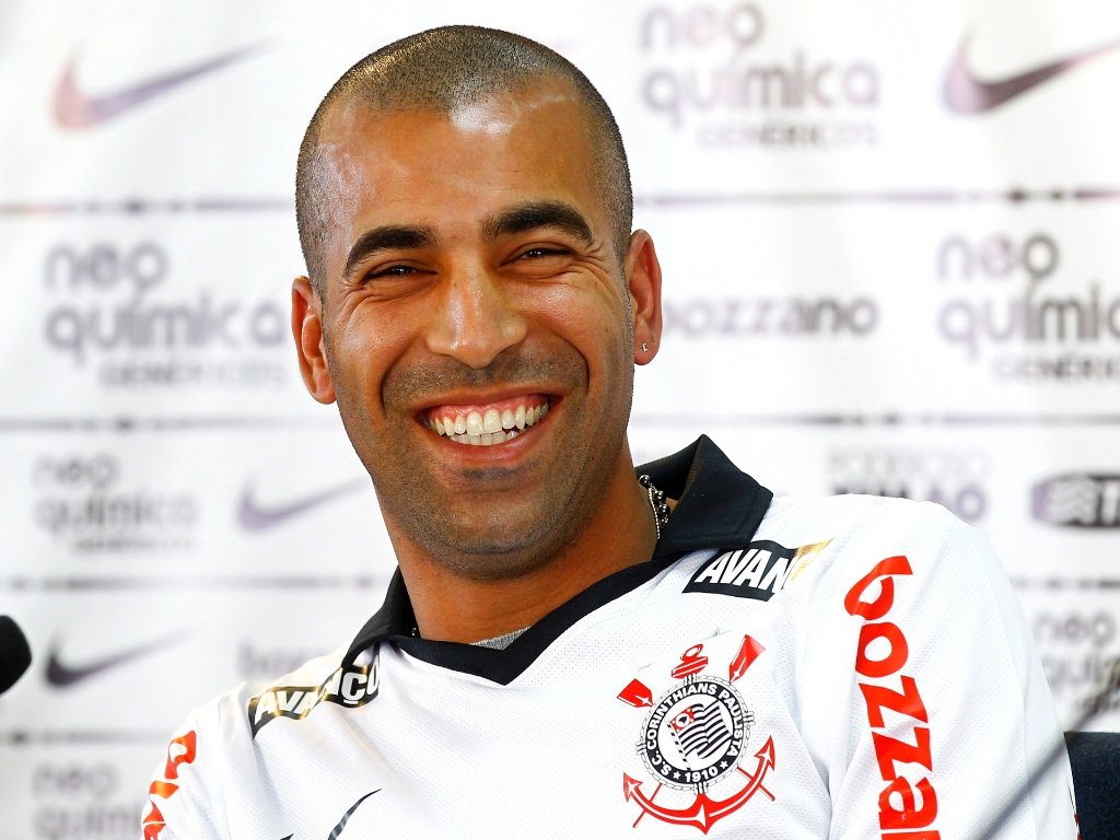 O jogador Emerson Sheik, do Corinthians, foi citado pelo doleiro Claudio Barboza, o Tony, em uma das delações no escopo das investigações da Operação “Câmbio, desligo”; segundo Tony, o atacante fez uma transação a partir de uma conta na Ásia vendendo US$ 500 mil (R$ 1,7 milhões na cotação atual) para receber o montante em reais no Brasil; ele teve, segundo a colaboração premiada, a ajuda de um operador brasileiro e do próprio Tony