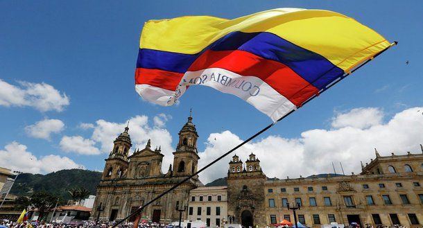 Mais de 36 milhões de colombianos estão convocados neste domingo (17) a decidir entre dois modelos divergentes de país: um apegado aos privilégios de uma oligarquia rançosa e outro que aspira à paz e à justiça social