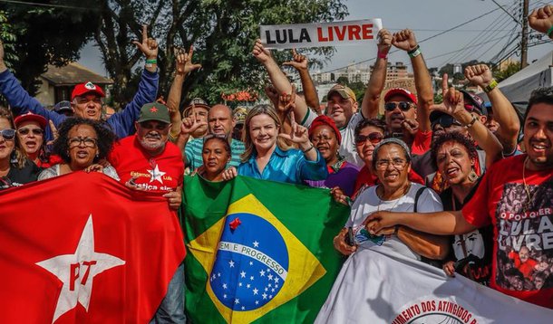 Presidente do PT, senadora Gleisi Hoffmann disse no início da tarde desta sexta-feira (11), em Curitiba, que a candidatura do ex-presidente Lula está sofrendo “um ataque especulativo”; “O Lula está com seus direitos políticos intactos. Ele pode ser inscrito como candidato em agosto, porque a Constituição Federal só suspende o direito político de uma pessoa se o julgamento que a condenou for reafirmado na última instância, que é o Supremo Tribunal Federal. Isso não aconteceu com o Lula”, afirmou