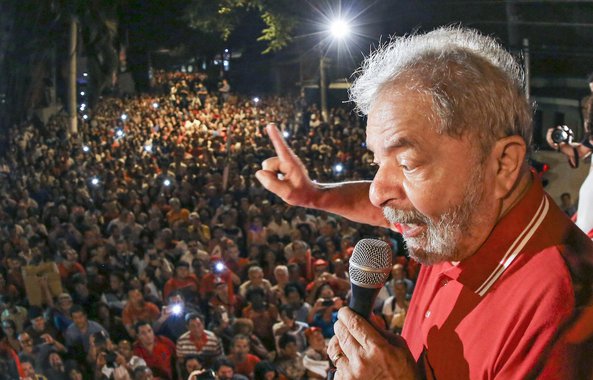 "Basta lembrar que uma lei em vigor desde a ditadura militar autoriza entrevistas de prisioneiros para entender a base jurídica dos depoimentos de Lula na prisão, como querem a Folha, o UOL e o SBT", escreve o jornalista Paulo Moreira Leite; há dois dias, o colunista do 247 publicou artigo onde dizia que os veículos de comunicação "tem o dever de convidar" o pré-candidato do PT para depoimentos e entrevistas "sobre as eleições presidenciais, exatamente como fazem com Boulos e Ciro, Alckmin e Manuela"; PML lembra que Lula "cumpre a pena em regime fechado, mas não incomunicável, e tem o direito de se fazer ouvir pelos brasileiros e brasileiras"