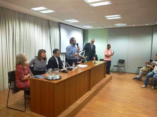 Dezenas de juristas participaram, em Porto Alegre, da fundação do núcleo gaúcho da Associação Brasil de Juristas pela Democracia (AJBD), ligada a uma iniciativa nacional formada para a defesa da democracia na esteira do processo de impeachment da ex-presidente Dilma Rousseff (PT); objetivo é promover ações no âmbito judicial e extrajudicial de ações para fomentar a formação jurídica, política e democrática