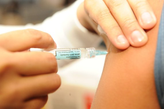 Neste sábado (12) será realizado o dia “D” de imunização contra a Influenza. A Secretaria Municipal da Saúde (SMS) estará ofertando a vacina em todos os 110 postos de saúde além mini postos, localizados em pontos estratégicos da cidade, no horário de 8h às 16h30. A meta de vacinação da capital é imunizar 90% do público alvo que envolve 630 mil pessoas