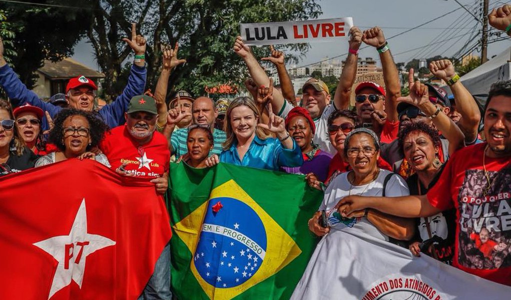 Presidente do PT, senadora Gleisi Hoffmann disse no início da tarde desta sexta-feira (11), em Curitiba, que a candidatura do ex-presidente Lula está sofrendo “um ataque especulativo”; “O Lula está com seus direitos políticos intactos. Ele pode ser inscrito como candidato em agosto, porque a Constituição Federal só suspende o direito político de uma pessoa se o julgamento que a condenou for reafirmado na última instância, que é o Supremo Tribunal Federal. Isso não aconteceu com o Lula”, afirmou