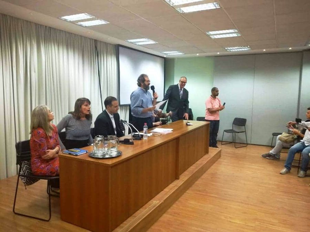 Dezenas de juristas participaram, em Porto Alegre, da fundação do núcleo gaúcho da Associação Brasil de Juristas pela Democracia (AJBD), ligada a uma iniciativa nacional formada para a defesa da democracia na esteira do processo de impeachment da ex-presidente Dilma Rousseff (PT); objetivo é promover ações no âmbito judicial e extrajudicial de ações para fomentar a formação jurídica, política e democrática
