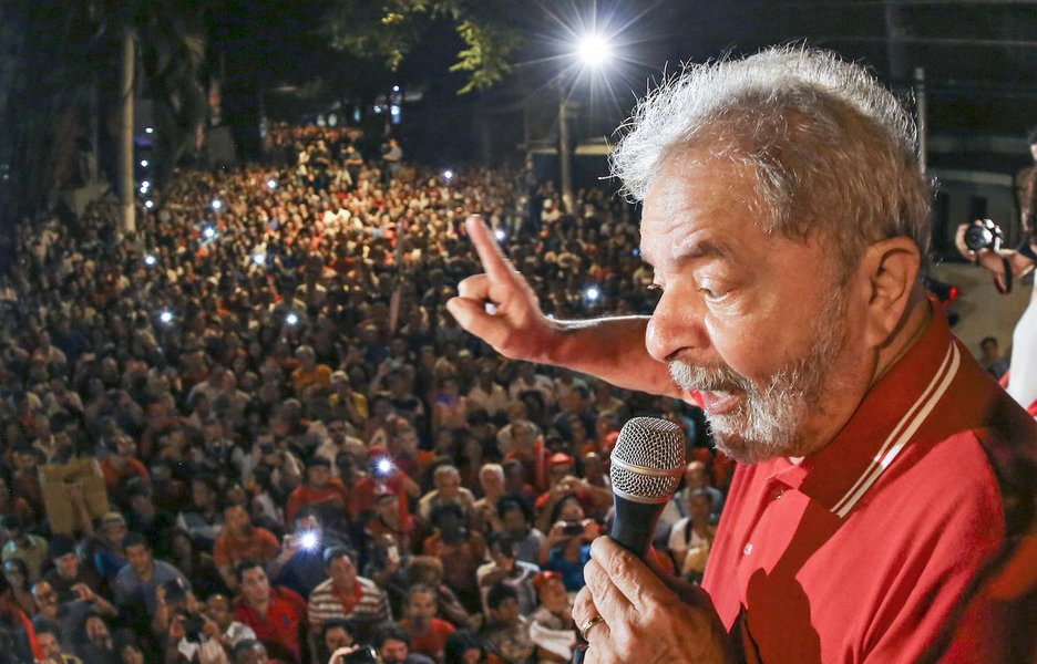 "Basta lembrar que uma lei em vigor desde a ditadura militar autoriza entrevistas de prisioneiros para entender a base jurídica dos depoimentos de Lula na prisão, como querem a Folha, o UOL e o SBT", escreve o jornalista Paulo Moreira Leite; há dois dias, o colunista do 247 publicou artigo onde dizia que os veículos de comunicação "tem o dever de convidar" o pré-candidato do PT para depoimentos e entrevistas "sobre as eleições presidenciais, exatamente como fazem com Boulos e Ciro, Alckmin e Manuela"; PML lembra que Lula "cumpre a pena em regime fechado, mas não incomunicável, e tem o direito de se fazer ouvir pelos brasileiros e brasileiras"