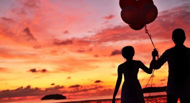 O amor romântico, aquela coisa exposta nas fotos de casamento dos seus avós está com os dias contados. Alguns lamentam ou se alegram por isso, a imensa maioria segue indiferente e veloz. Estava observando certa manhã depois de um match no tinder, a opção de continuar dando like