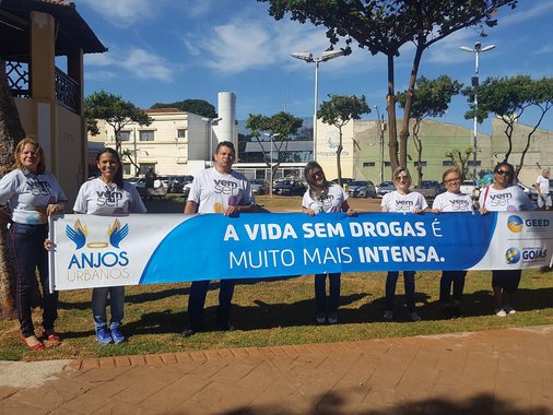 Pessoas que costumam circular pela Praça Joaquim Lúcio em Campinas, tiveram uma manhã diferente nesta terça-feira, 19; entre quiosques, coreto, lanchonetes, e pontos de ônibus, os profissionais do Grupo Executivo de Enfrentamento às Drogas (GEED) circularam pelo local levando à população as mais diversas formas de prevenção ao uso das drogas, numa ação para lembrar o Dia Mundial de Combate as Drogas, estabelecido pela ONU, dia 26 de junho; em Goiás, a data também foi criada, pelo governo estadual, pela Lei 19.330 de junho de 2016