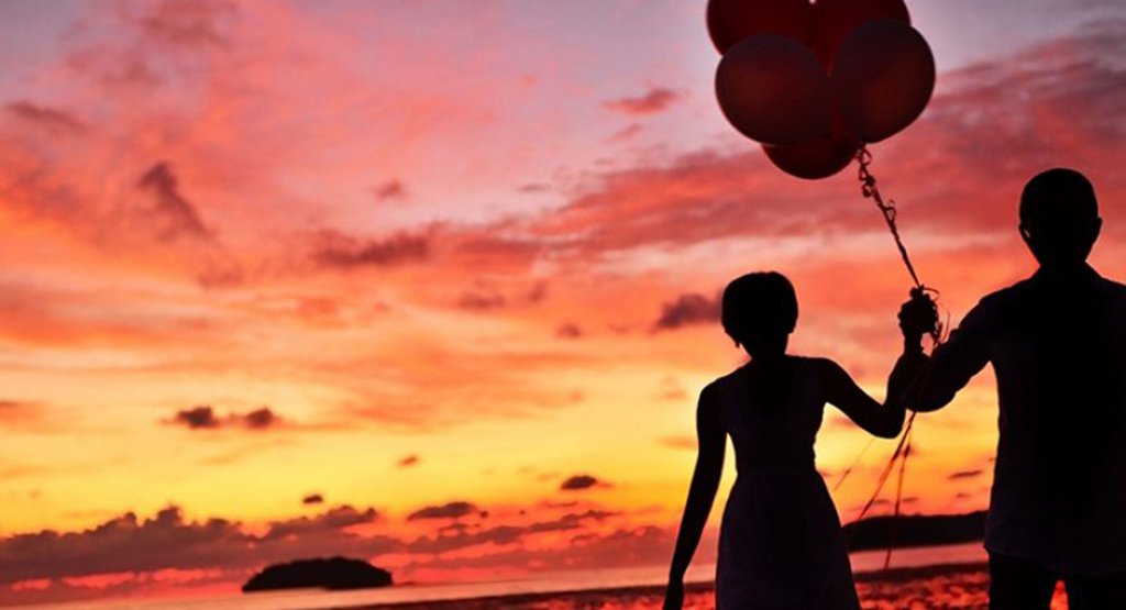 O amor romântico, aquela coisa exposta nas fotos de casamento dos seus avós está com os dias contados. Alguns lamentam ou se alegram por isso, a imensa maioria segue indiferente e veloz. Estava observando certa manhã depois de um match no tinder, a opção de continuar dando like