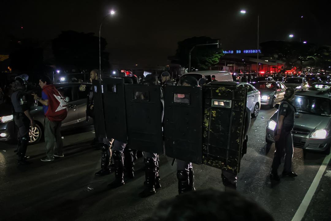 Após usar bombas de efeito moral contra a população que protestava em favor do ex-presidente Luiz Inácio Lula da Silva, a Polícia Militar do Paraná voltou a atacar a democracia ao realizar um bloqueio no entorno da sede da Polícia Federal no Estado para impedir a realização de novas manifestações; na noite deste sábado (7) PM usou bombas contra manifestantes que deixaram várias pessoas feridas, incluindo três crianças