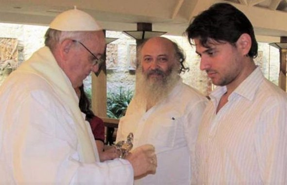 A velha mídia nacional continua insistindo que a visita de  Juan Grabois não tem nenhuma relação com o Papa Francisco ou com o Vaticano. Tudo para desqualificar o ex-presidente Lula e negar que se trata de um preso político, visão compartilhada por diversas lideranças mundiais