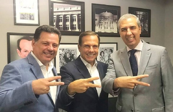 O ex-governador Marconi Perillo (PSDB) retomou nesta segunda-feira sua agenda de trabalho; Marconi esteve em São Paulo, onde se reuniu com o ex-governador de São Paulo Geraldo Alckmin, com o ex-prefeito paulistano João Doria e com o atual prefeito da cidade, Bruno Covas.; com Doria, Marconi e José Eliton conheceram em detalhes o programa Corujão na Saúde; "Estamos colocando o Corujão na Saúde especialmente à disposição do Estado de Goiás, Estado do ex-governador Marconi Perillo, onde ele fez muito e continuará fazendo mais ainda", disse Doria