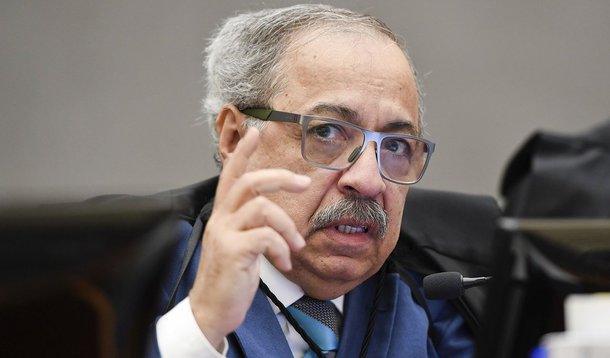 O ministro do STJ, Og Fernandes, indeferiu o pedido de tutela de urgência do MPE, que recorreu da decisão do TJ-AL, que permite que os deputados federais Paulão, Cícero Almeida e Arthur Lira, além do conselheiro do TCE, Cícero Amélio, disputem as eleições deste ano; eles são são acusados de improbidade administrativa quando exerciam os mandatos de deputados estaduais e foram alvos de ação da PF em 2007