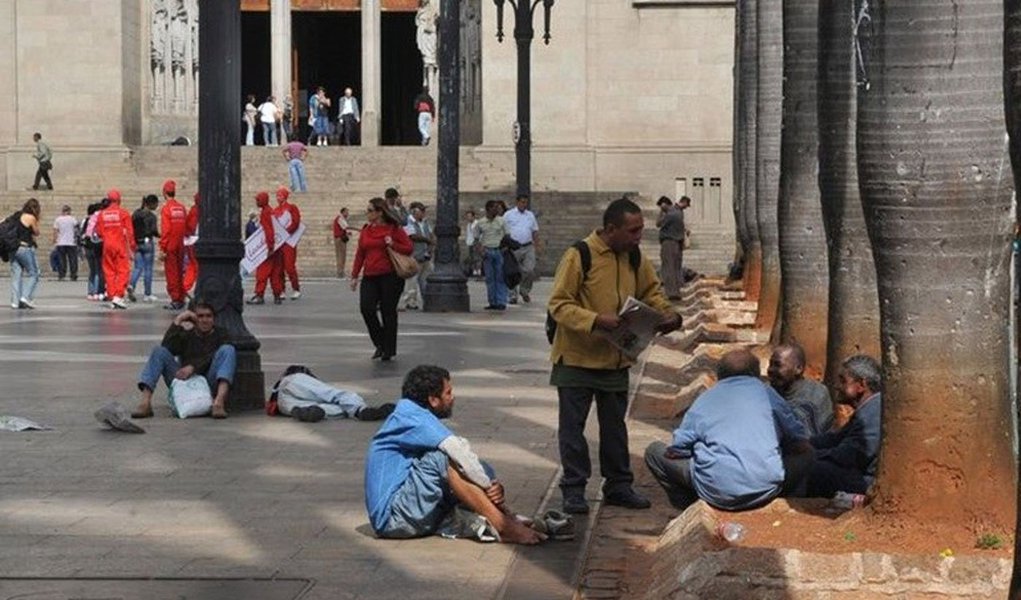 Em artigo na RBA, o professor de Economia da Unicamp Marcio Pochmann mostra que em 2017, por exemplo, a pobreza enquanto medida de distanciamento de um padrão digno de vida, terminou por crescer mais acentuadamente nos segmentos que até pouco tempo pareciam estar protegidos, como brancos, homens, mais escolarizados e adultos
