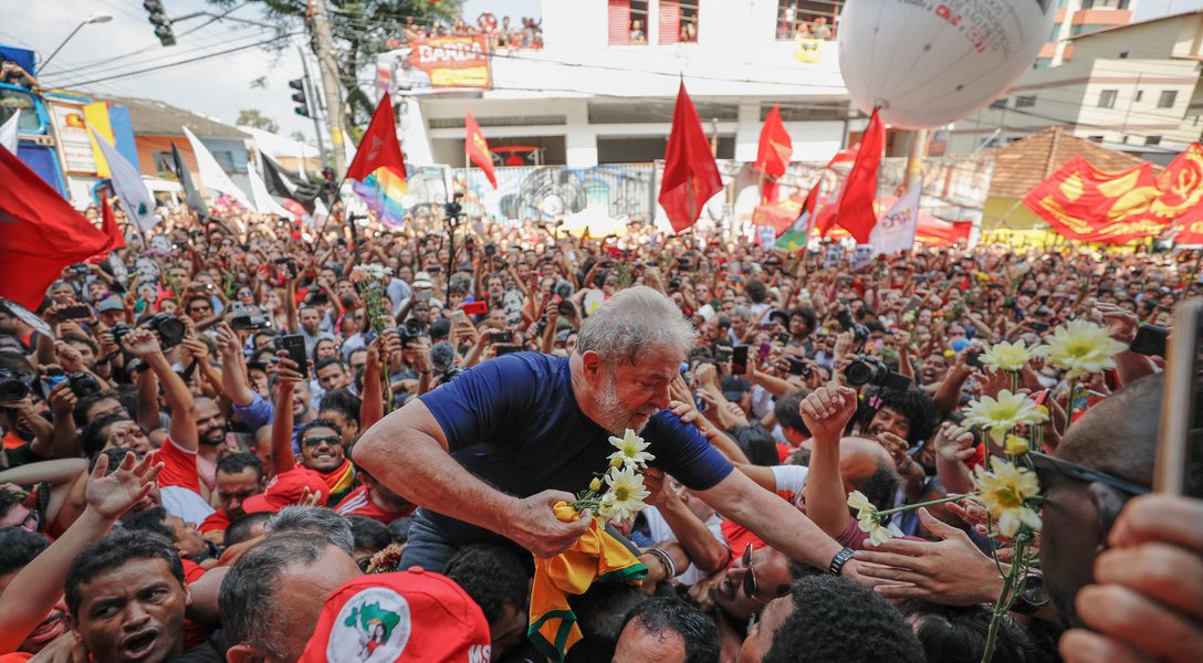 Lula nos braços do povo